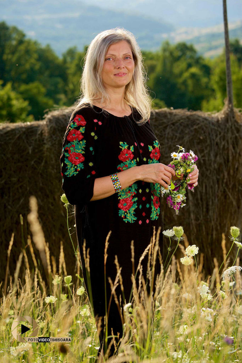 Sedinta Foto in Maramures. Printre flori in comuna Breb