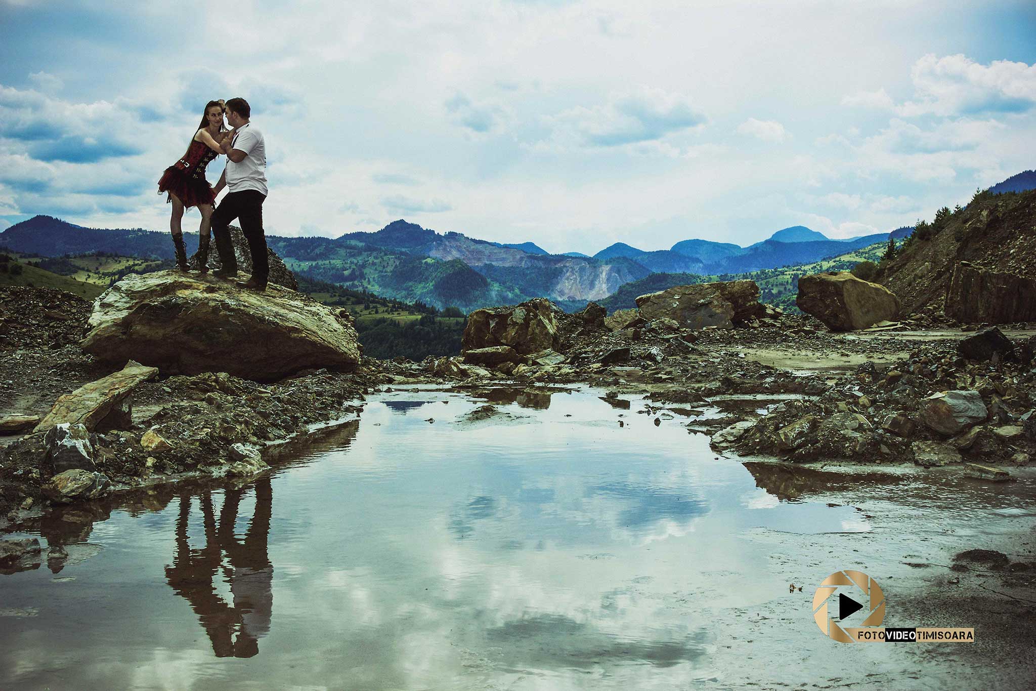 Fotograf Nunta Timisoara - Esti dispusa sa risti integritatea rochiei de mireasa in schimbul unor imagini superbe?