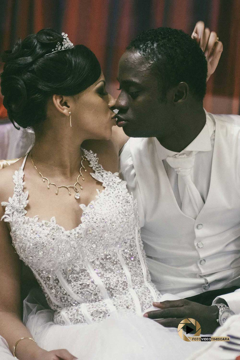 Doar noi doi si-un sarut